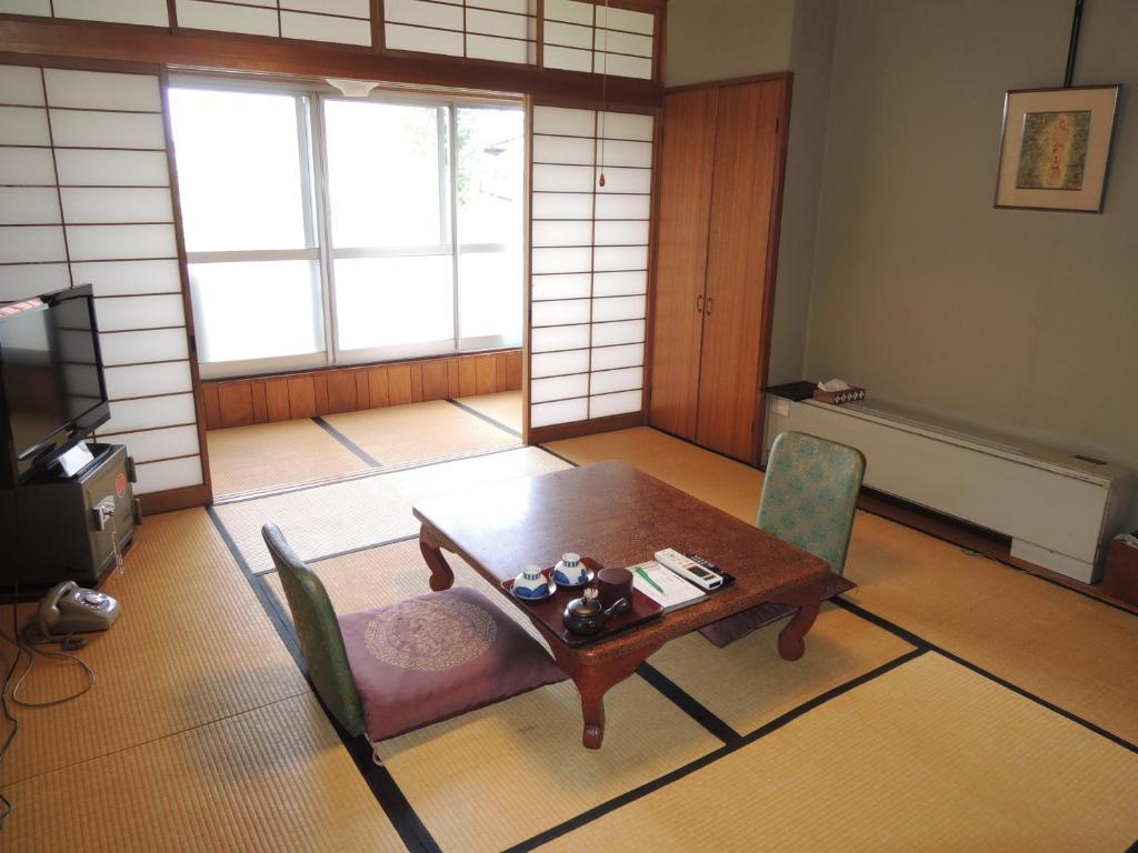 Shimaya Yamanouchi  Rum bild